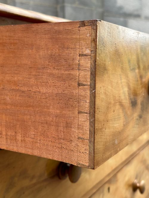 A SUPER QUALITY SATIN BIRCH CHEST OF DRAWERS IN THE MANNER OF HOLLAND SONS C1860 - ADDITIONAL PHOTO 6