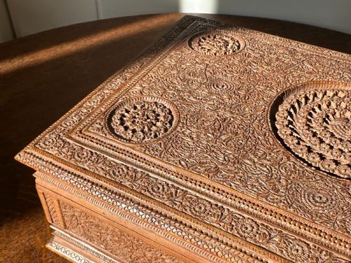 A LATE 19TH CENTURY ANGLOINDIAN CARVED SANDALWOOD CASKET MYSORECANARA SOUTHERN INDIA - ADDITIONAL PHOTO 3