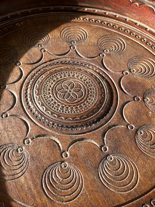 A VERY LARGE GEORGE IV COASTER FOR A WINE BOTTLE OR SHIPS DECANTER CARVED MAHOGANY ATTRIBUTED TO JAMES MEIN OF KELSO C1830 - ADDITIONAL PHOTO 1