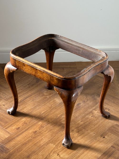 A QUEEN ANNE STYLE WALNUT STOOL WITH DROP IN SEAT FIRST QUARTER 20TH CENTURY - ADDITIONAL PHOTO 1