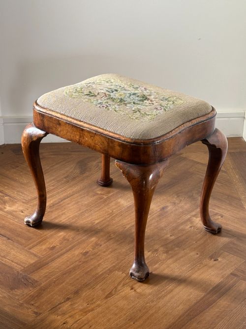 A QUEEN ANNE STYLE WALNUT STOOL WITH DROP IN SEAT FIRST QUARTER 20TH CENTURY - ADDITIONAL PHOTO 2