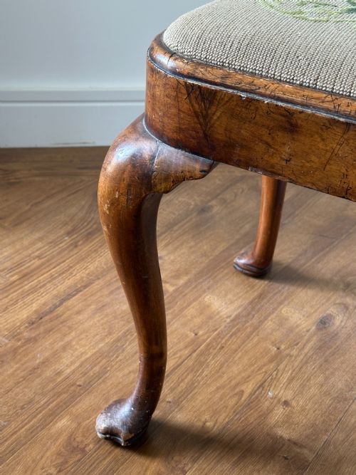 A QUEEN ANNE STYLE WALNUT STOOL WITH DROP IN SEAT FIRST QUARTER 20TH CENTURY - ADDITIONAL PHOTO 3