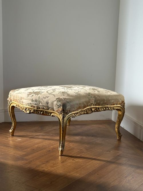 A FRENCH 19TH CENTURY CARVED GILTWOOD AND PARCEL GILT CENTRE STOOL - ADDITIONAL PHOTO 6