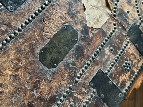 A LATE GEORGE III HIDE AND METAL BOUND TRAVELLING TRUNK HY SEABROOK OF STPAULS LONDON FIRST QUARTER 19TH CENTURY - ADDITIONAL PHOTO 1
