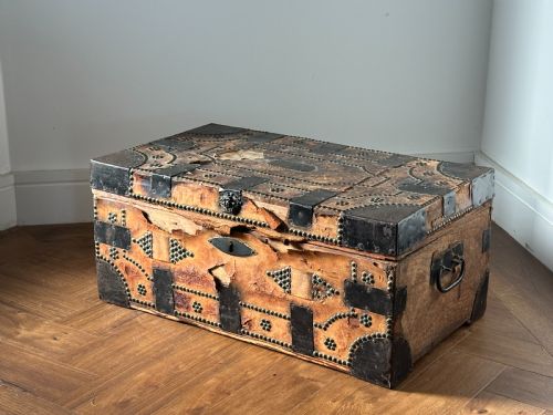 A LATE GEORGE III HIDE AND METAL BOUND TRAVELLING TRUNK HY SEABROOK OF STPAULS LONDON FIRST QUARTER 19TH CENTURY - ADDITIONAL PHOTO 5