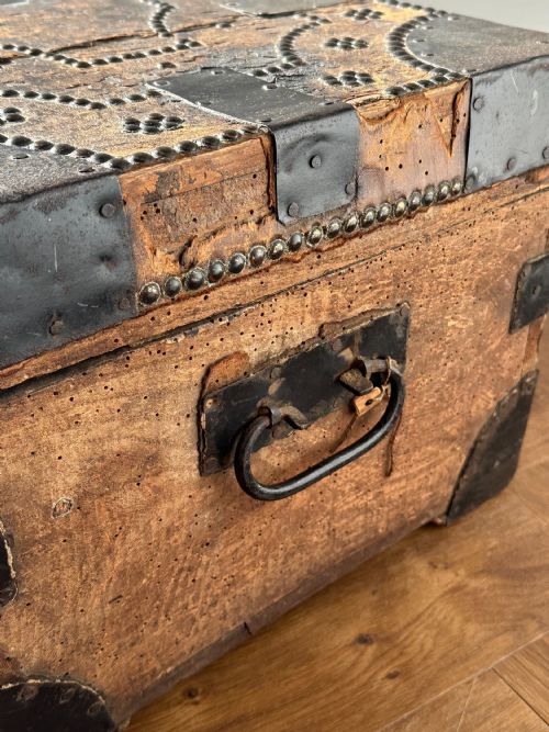 A LATE GEORGE III HIDE AND METAL BOUND TRAVELLING TRUNK HY SEABROOK OF STPAULS LONDON FIRST QUARTER 19TH CENTURY - ADDITIONAL PHOTO 3