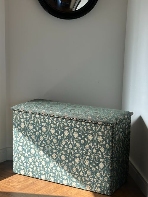 AN ENGLISH OTTOMANWINDOW SEAT UPHOLSTEED IN WILLIAM MORRIS STYLE FABRIC - ADDITIONAL PHOTO 9