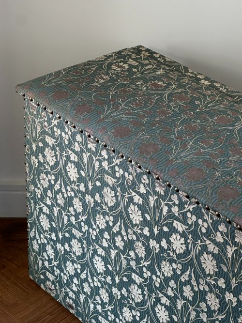 AN ENGLISH OTTOMANWINDOW SEAT UPHOLSTEED IN WILLIAM MORRIS STYLE FABRIC - ADDITIONAL PHOTO 1