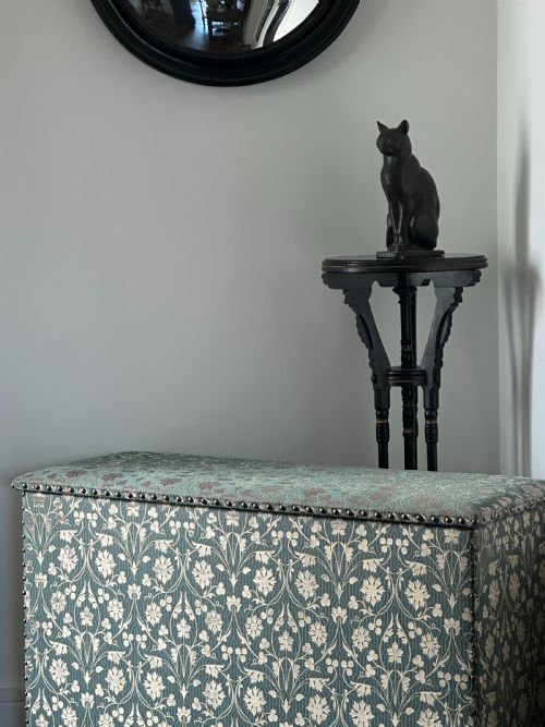 AN ENGLISH OTTOMANWINDOW SEAT UPHOLSTEED IN WILLIAM MORRIS STYLE FABRIC - ADDITIONAL PHOTO 2