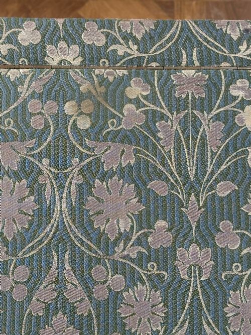 AN ENGLISH OTTOMANWINDOW SEAT UPHOLSTEED IN WILLIAM MORRIS STYLE FABRIC - ADDITIONAL PHOTO 3