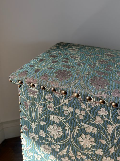 AN ENGLISH OTTOMANWINDOW SEAT UPHOLSTEED IN WILLIAM MORRIS STYLE FABRIC - ADDITIONAL PHOTO 4