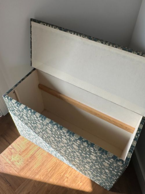 AN ENGLISH OTTOMANWINDOW SEAT UPHOLSTEED IN WILLIAM MORRIS STYLE FABRIC - ADDITIONAL PHOTO 5
