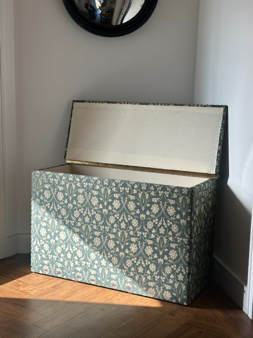 AN ENGLISH OTTOMANWINDOW SEAT UPHOLSTEED IN WILLIAM MORRIS STYLE FABRIC - ADDITIONAL PHOTO 6