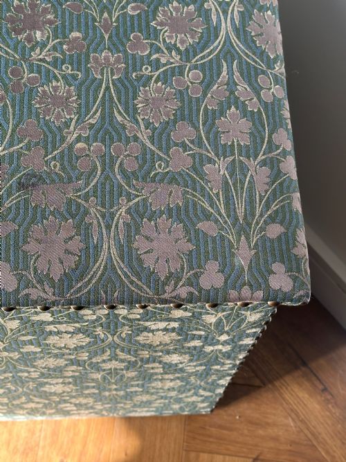 AN ENGLISH OTTOMANWINDOW SEAT UPHOLSTEED IN WILLIAM MORRIS STYLE FABRIC - ADDITIONAL PHOTO 7