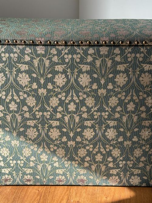 AN ENGLISH OTTOMANWINDOW SEAT UPHOLSTEED IN WILLIAM MORRIS STYLE FABRIC - ADDITIONAL PHOTO 8