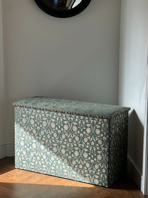an english ottomanwindow seat upholsteed in william morris style fabric - CATEGORY: ANTIQUE FURNITURE - DATED 1920