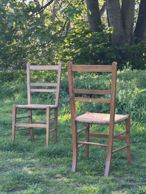 A PAIR OF ARTS AND CRAFTS OAK AND RUSH SEATED CHAIRS IN THE MANNER OF HEALS - ADDITIONAL PHOTO 1