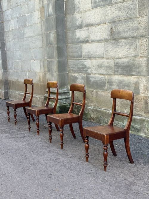 A SMART SET OF FOUR EDINBURGH PATTERN BIRCH SIDE CHAIRS SECOND HALF 19TH CENTURY - ADDITIONAL PHOTO 1