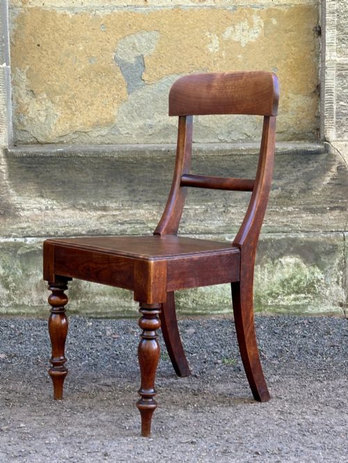 A SMART SET OF FOUR EDINBURGH PATTERN BIRCH SIDE CHAIRS SECOND HALF 19TH CENTURY - ADDITIONAL PHOTO 3