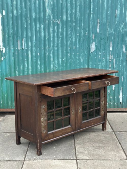 A CLASSY ARTS AND CRAFTS OAK SIDE CABINET ATTRIBUTED TO LIBERTY CO - ADDITIONAL PHOTO 1
