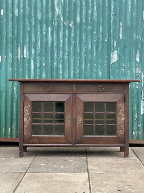 A CLASSY ARTS AND CRAFTS OAK SIDE CABINET ATTRIBUTED TO LIBERTY CO - ADDITIONAL PHOTO 2