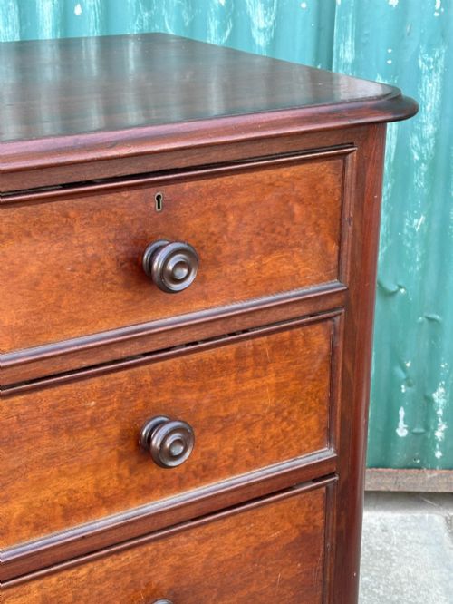 A 19TH CENTURY PLUM PUDDING MAHOGANY CHEST OF DRAWERS IN THE MANNER OF GILLOWS C1835 - ADDITIONAL PHOTO 6