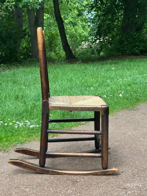 A SMALL GEORGE III LANCASHIRECHESHIRE STAINED ASH AND WOVEN RUSH ROCKING CHAIR - ADDITIONAL PHOTO 2