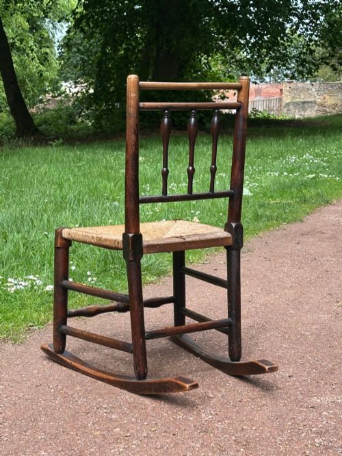 A SMALL GEORGE III LANCASHIRECHESHIRE STAINED ASH AND WOVEN RUSH ROCKING CHAIR - ADDITIONAL PHOTO 4