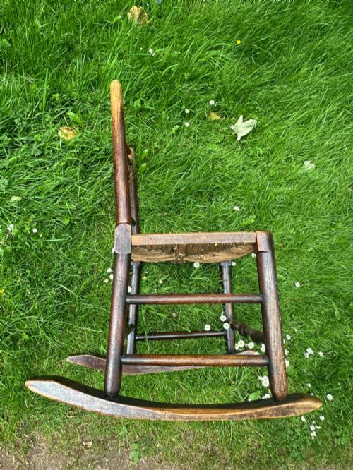 A SMALL GEORGE III LANCASHIRECHESHIRE STAINED ASH AND WOVEN RUSH ROCKING CHAIR - ADDITIONAL PHOTO 5