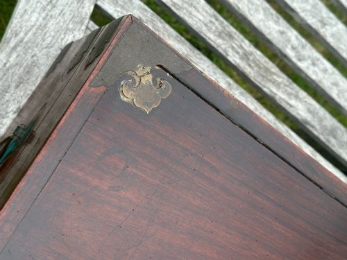 A 19TH CENTURY ANGLO INDIAN PADOUK AND BRASS BOUND DEED BOX - ADDITIONAL PHOTO 5