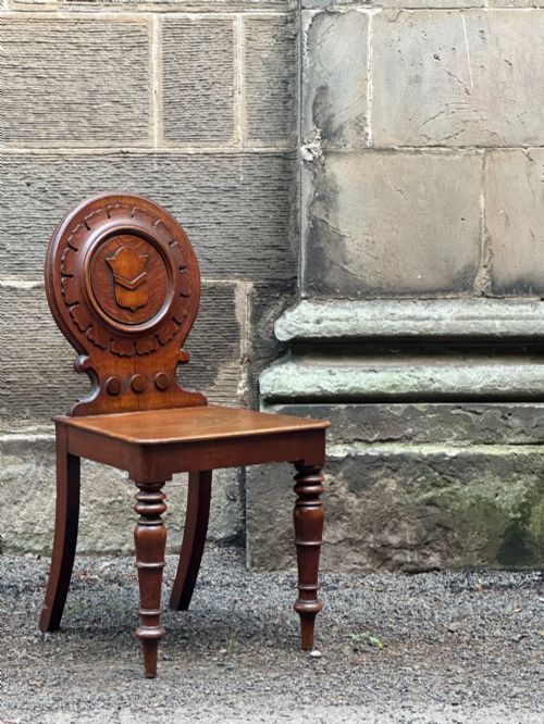 A SMART CARVED OAK HALL CHAIR SECOND HALF 19TH CENTURY