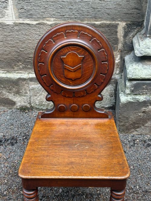 A SMART CARVED OAK HALL CHAIR SECOND HALF 19TH CENTURY - ADDITIONAL PHOTO 2