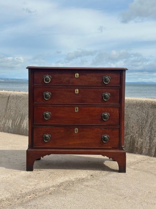 A GEORGE III MAHOGANY CHANNEL ISLANDS CHEST OF DRAWERS LATE 18TH CENTURY - ADDITIONAL PHOTO 1