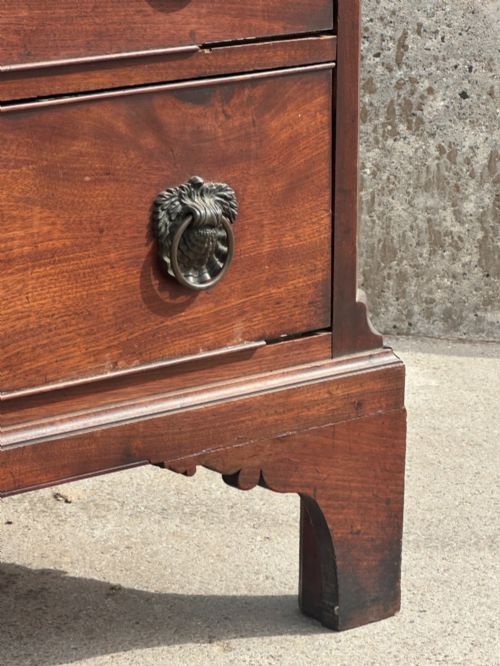 A GEORGE III MAHOGANY CHANNEL ISLANDS CHEST OF DRAWERS LATE 18TH CENTURY - ADDITIONAL PHOTO 3