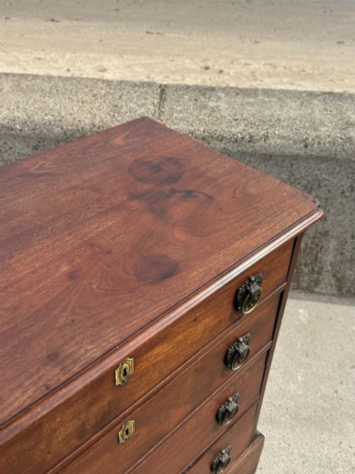 A GEORGE III MAHOGANY CHANNEL ISLANDS CHEST OF DRAWERS LATE 18TH CENTURY - ADDITIONAL PHOTO 10
