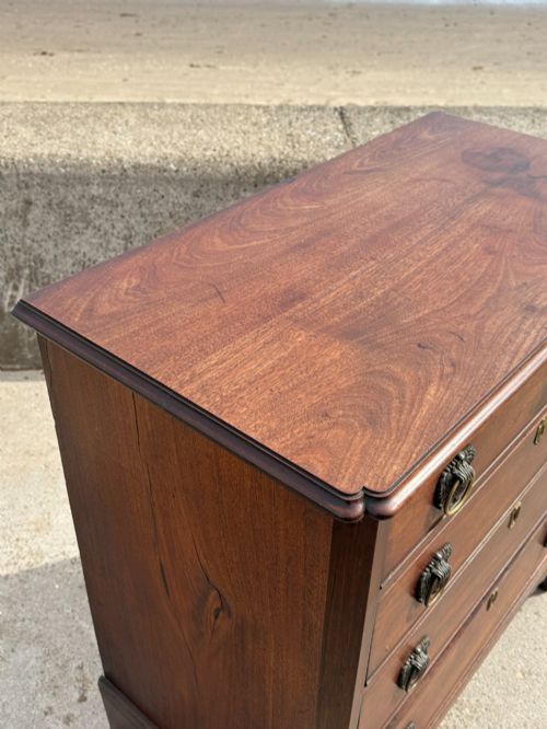 A GEORGE III MAHOGANY CHANNEL ISLANDS CHEST OF DRAWERS LATE 18TH CENTURY - ADDITIONAL PHOTO 13