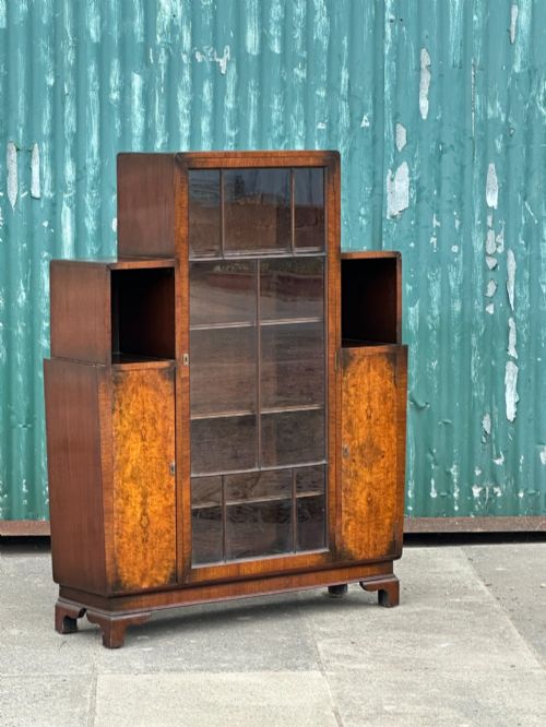 A CLASSY ARCHITECTURAL ENGLISH MODERNIST ART DECO WALNUT CABINET 1930'S - ADDITIONAL PHOTO 1