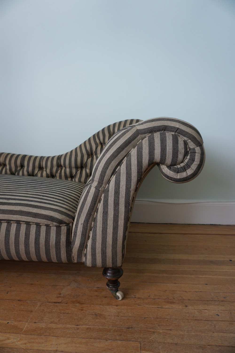 A late 19th walnut day bed attributed to James Shoolbred & Co. c.1870 View IV