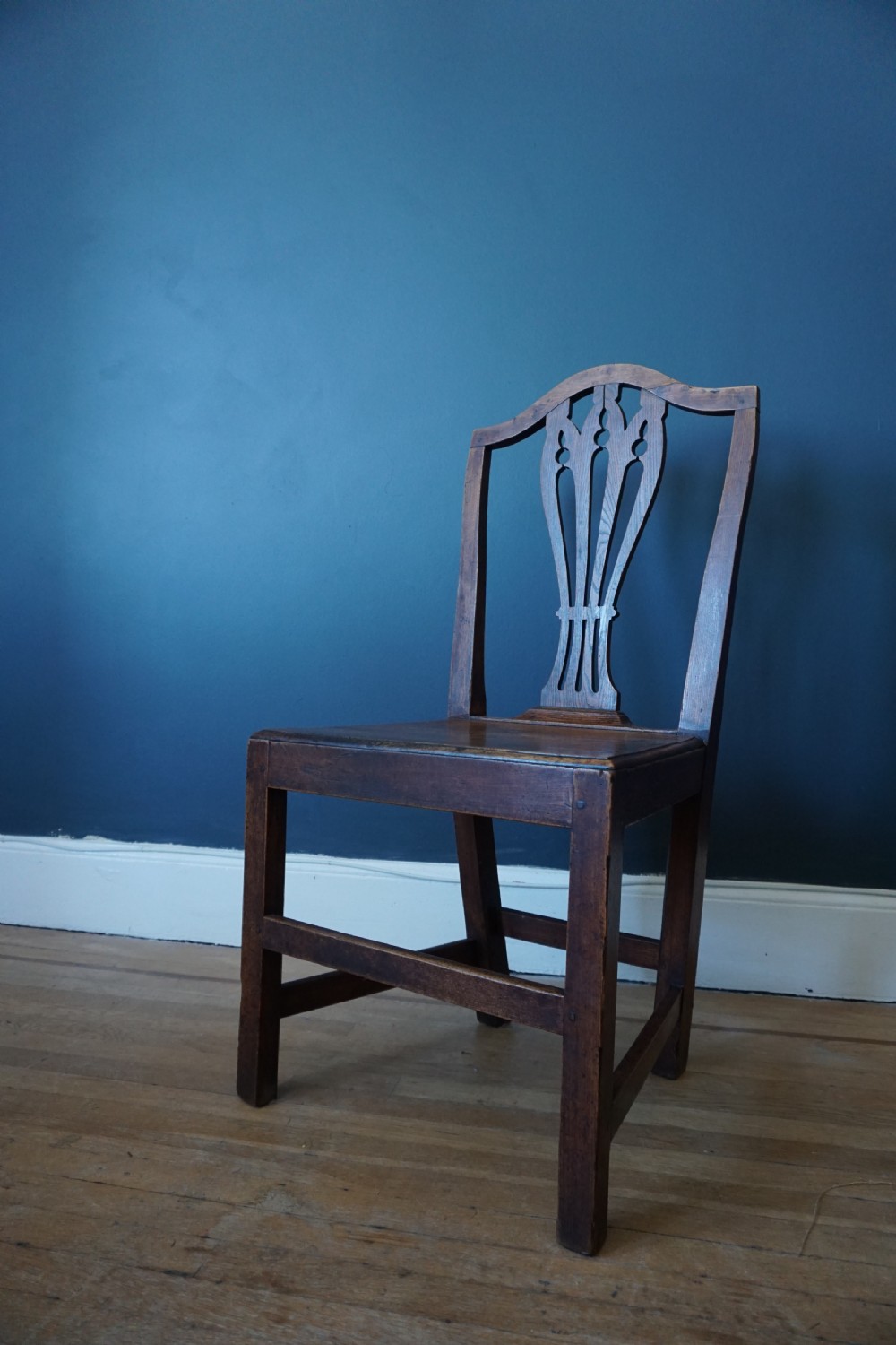 A late 18th century country elm side chair, probably Scottish c.1800