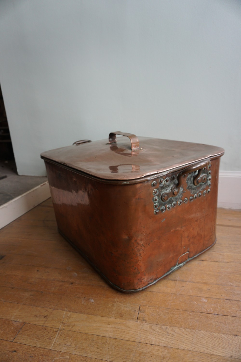 A 19th century copper kindling or log box