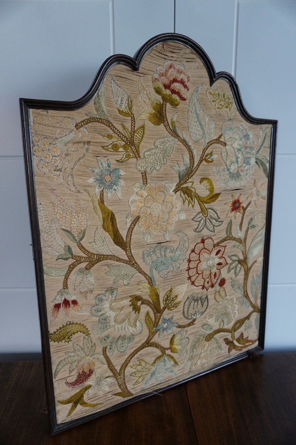 A fine George II wool and silk embroidered banner, first half of the 18th century View VI