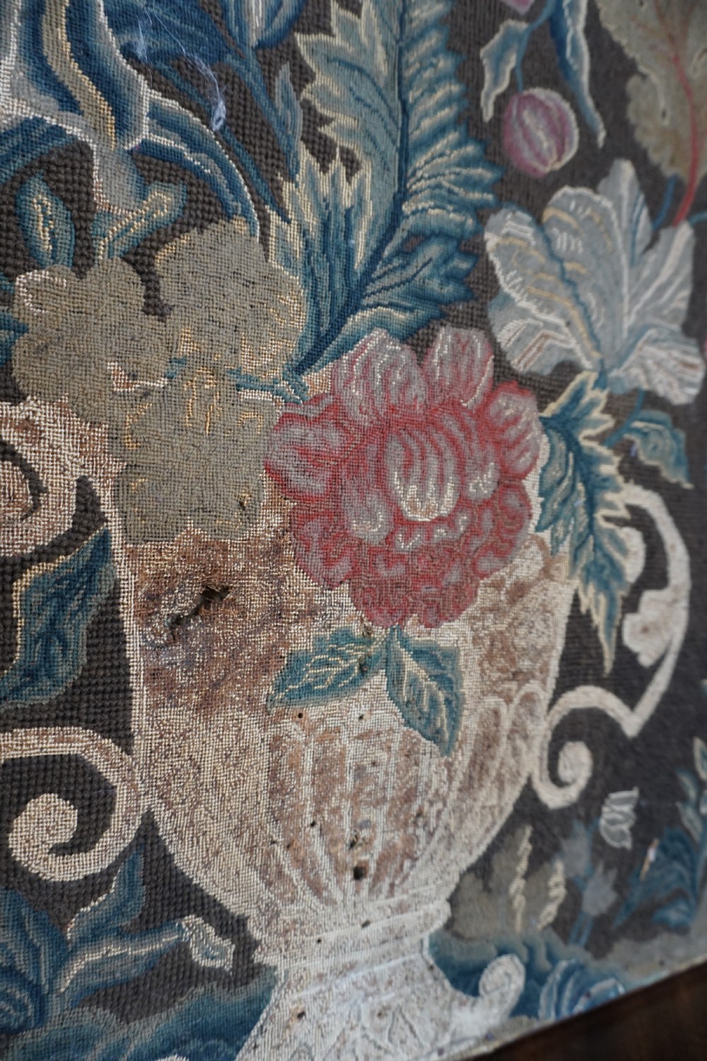 A fine George II wool and silk embroidered banner, first half of the 18th century View VII