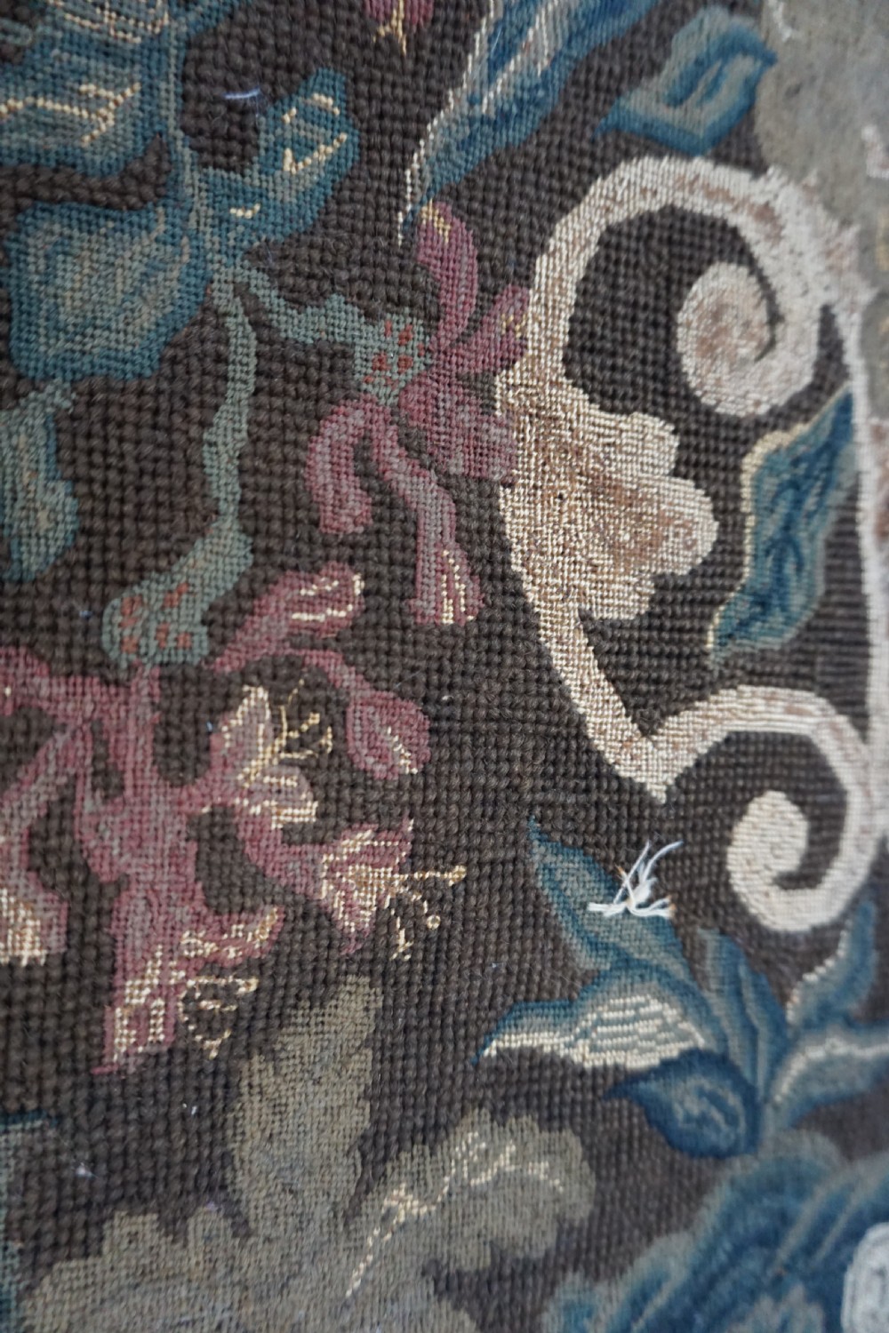 A fine George II wool and silk embroidered banner, first half of the 18th century View VIII