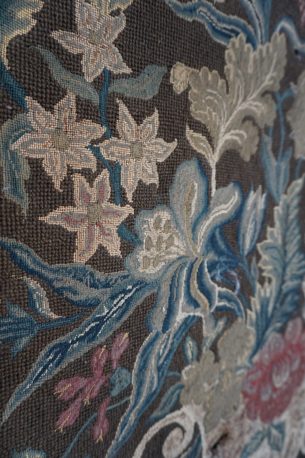 A fine George II wool and silk embroidered banner, first half of the 18th century View IX
