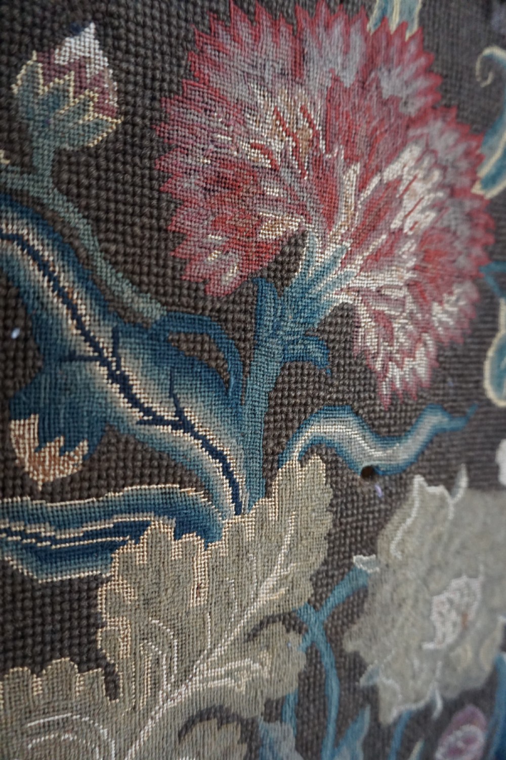 A fine George II wool and silk embroidered banner, first half of the 18th century View XIII
