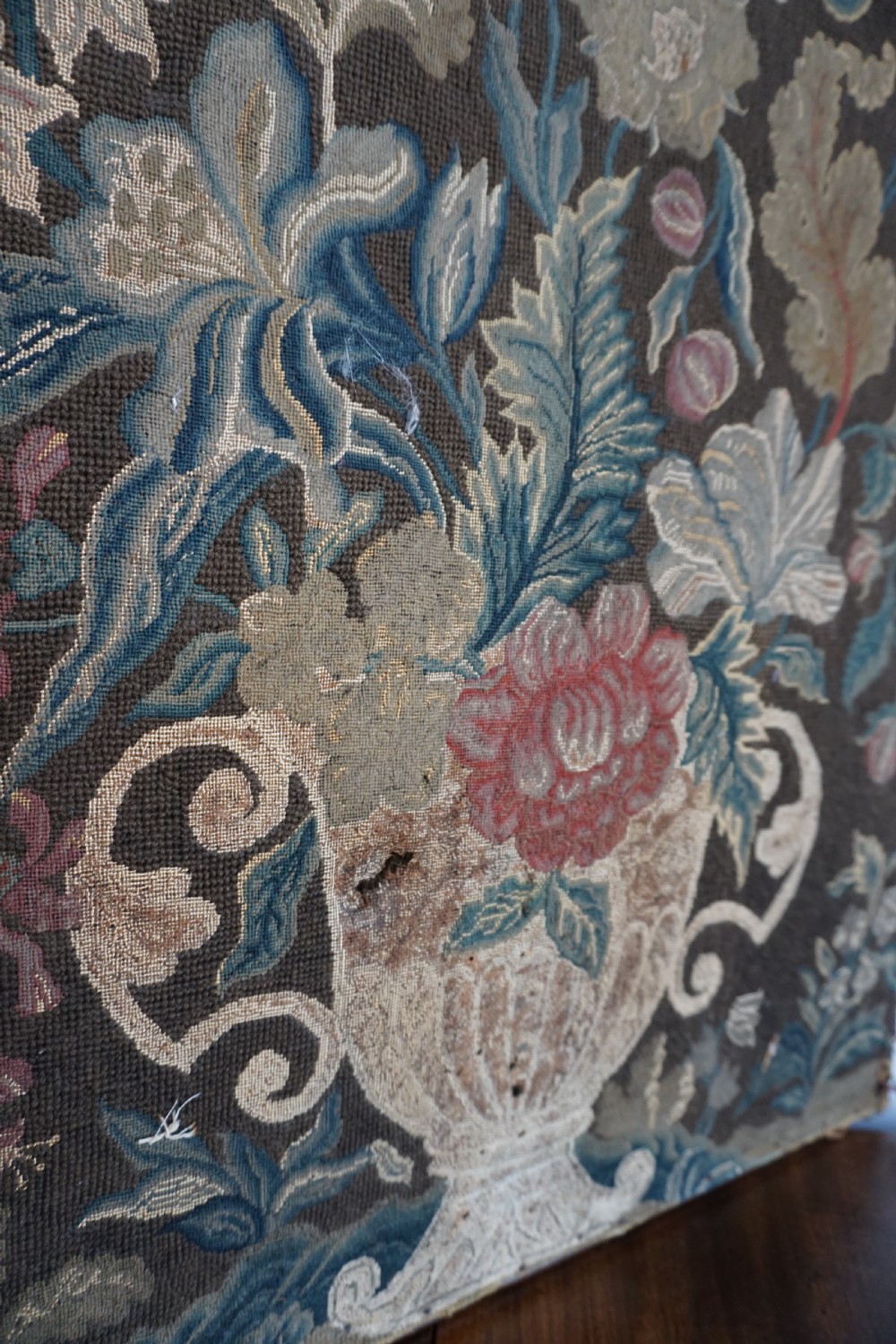 A fine George II wool and silk embroidered banner, first half of the 18th century View XIV