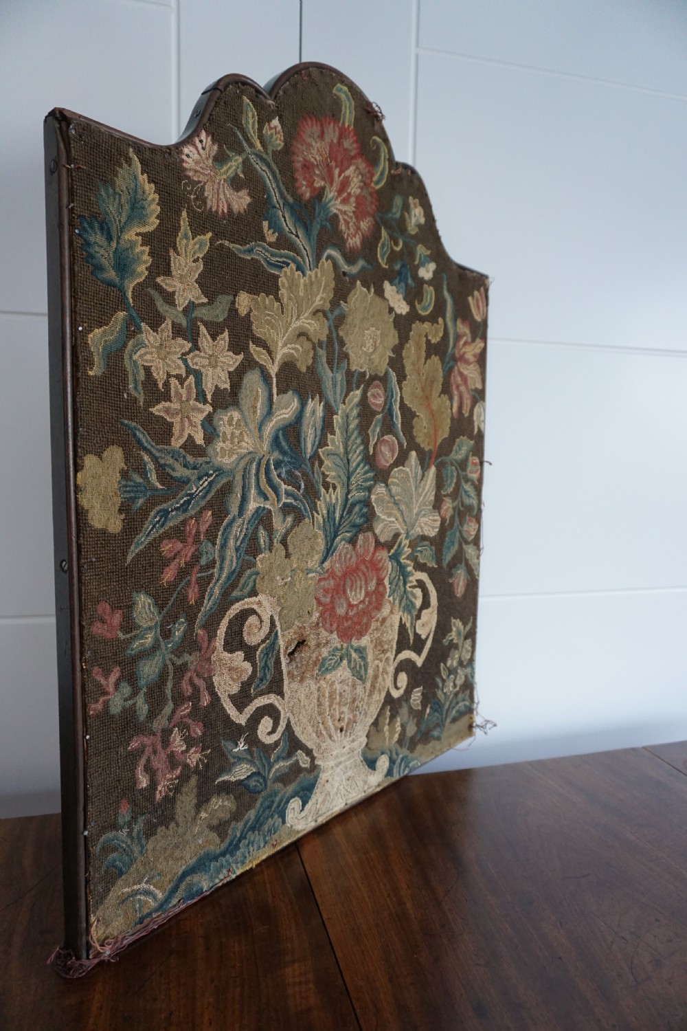 A fine George II wool and silk embroidered banner, first half of the 18th century View XVI