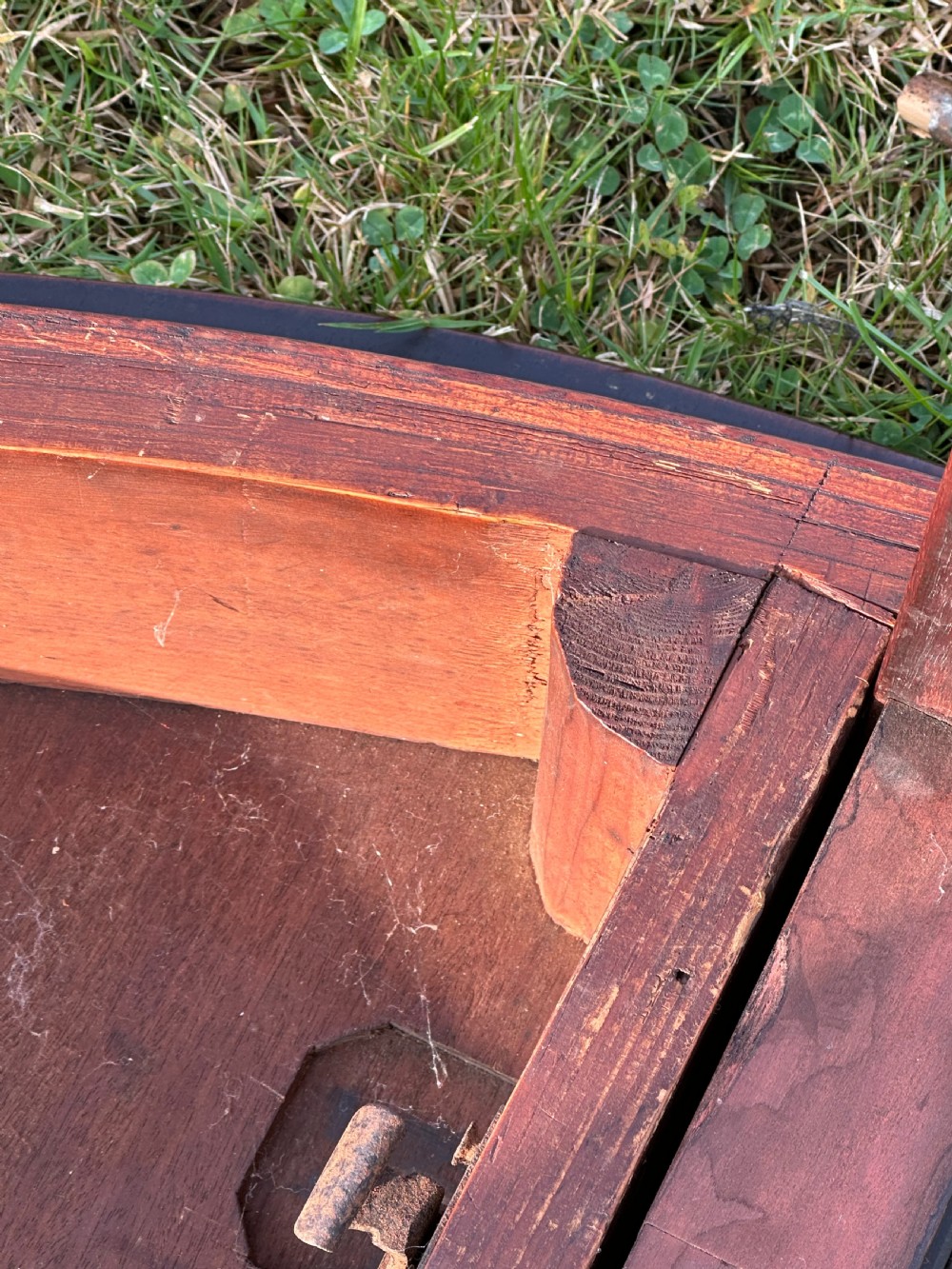 A late 18th-century George III mahogany hunt table featuring two large semi-circular drop leaves and tapered square legs. View VIII