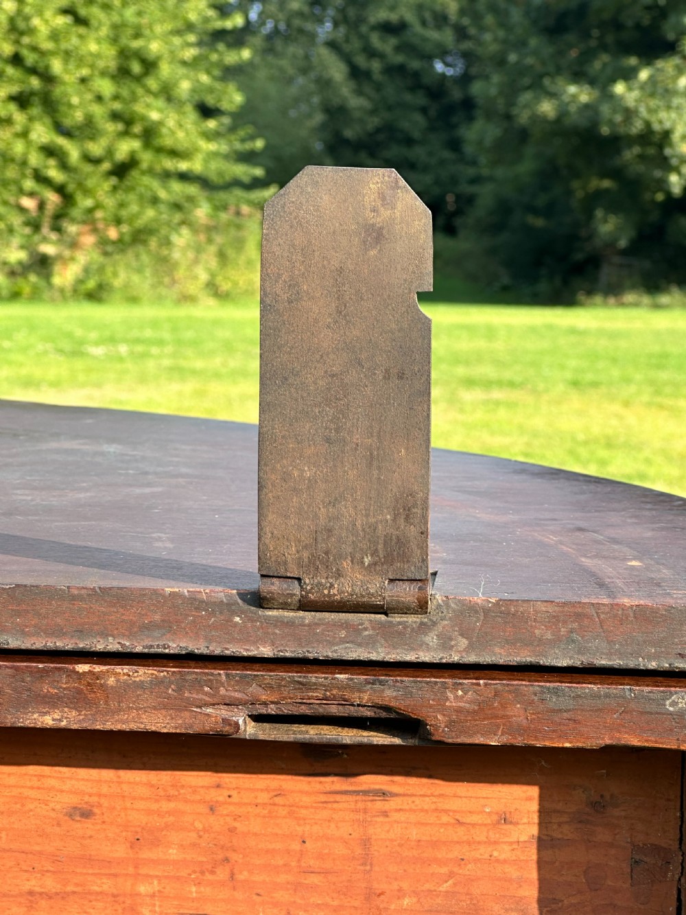 A late 18th-century George III mahogany hunt table featuring two large semi-circular drop leaves and tapered square legs. View XIII