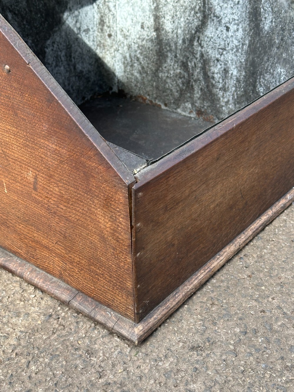A Scottish George III period oak coal bunker featuring a slanted hinged lid with a dark turned wooden knob and brass strap hinges. View V